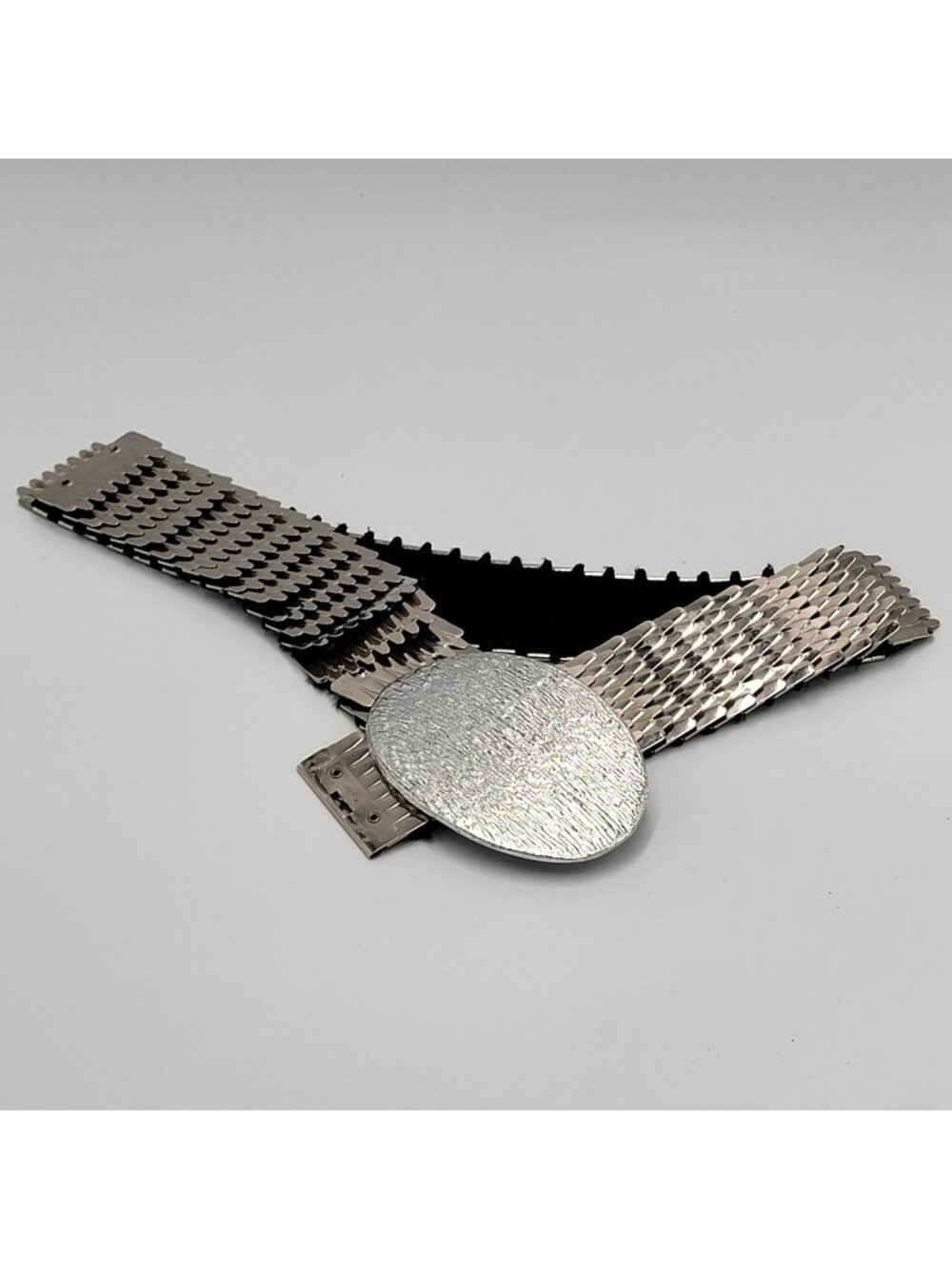 Vintage Silver-Tone Metal Scale Disco/Club Belt With Textured Oval Buckle